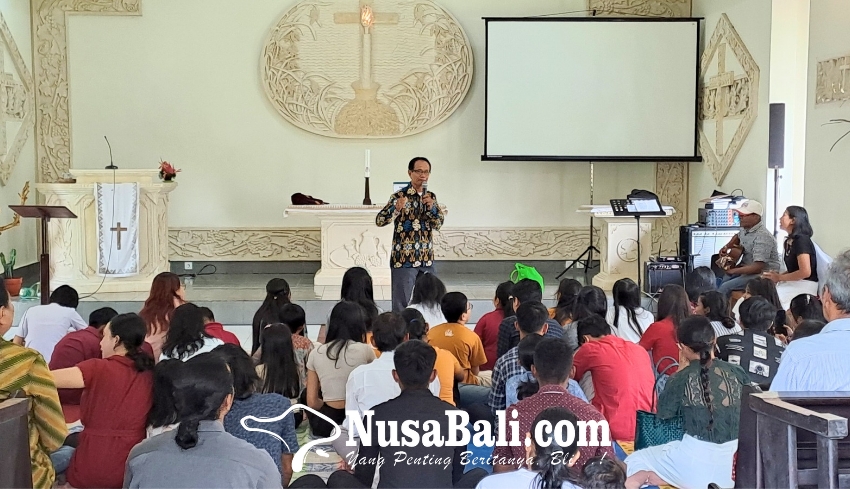 www.nusabali.com-akrab-dan-ceria-gkpb-sinar-urip-carangsari-kebaktian-padang-di-dalam-gereja