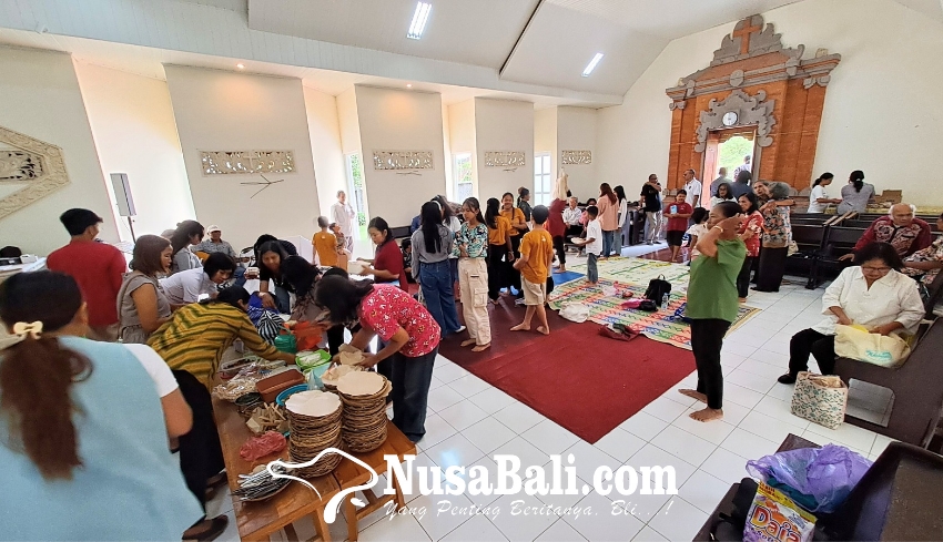 www.nusabali.com-akrab-dan-ceria-gkpb-sinar-urip-carangsari-kebaktian-padang-di-dalam-gereja