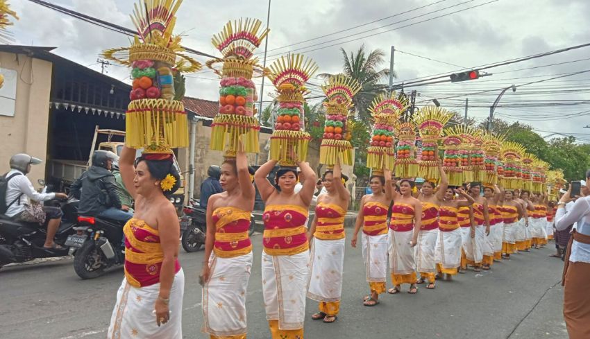 www.nusabali.com-piodalan-pura-kahyangan-kesiman-istimewa-nuur-pemangku-dan-mepeed-banten-penuh-makna