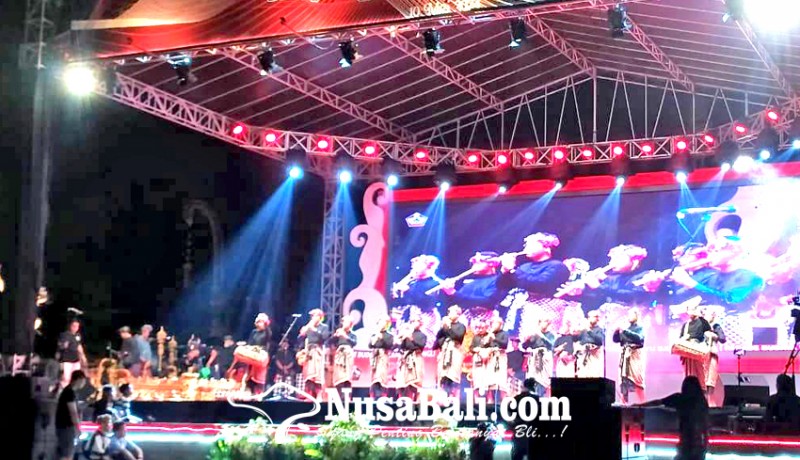 www.nusabali.com-2000-seniman-getarkan-pawai-budaya-hut-bangli