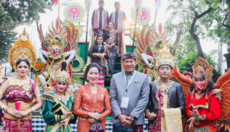 www.nusabali.com-ny-ida-mahendra-jaya-ikuti-parade-budaya-hut-dekranas-di-solo