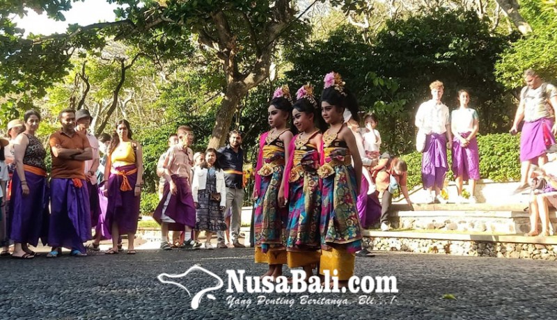 www.nusabali.com-wisman-membeludak-saat-tumpek-uye-di-dtw-uluwatu