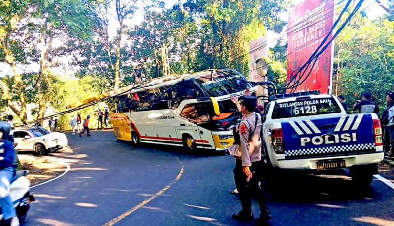 www.nusabali.com-bus-angkut-pelajar-tertimpa-tiang-listrik