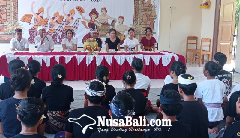 www.nusabali.com-siswa-sman-2-banjar-demokan-paruman-adat-bali