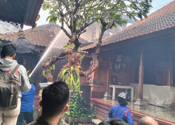 Nusabali.com - ditinggal-ke-rs-rumah-terbakar