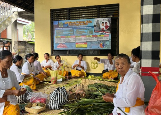 Nusabali.com - disnaker-gianyar-beri-pelatihan-pembuatan-banten