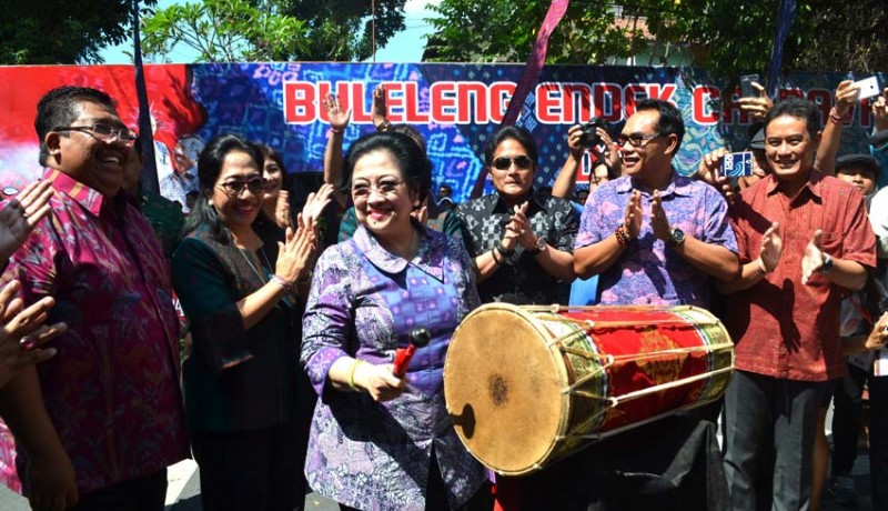 www.nusabali.com-megawati-buka-bec-dengan-pukul-kendang