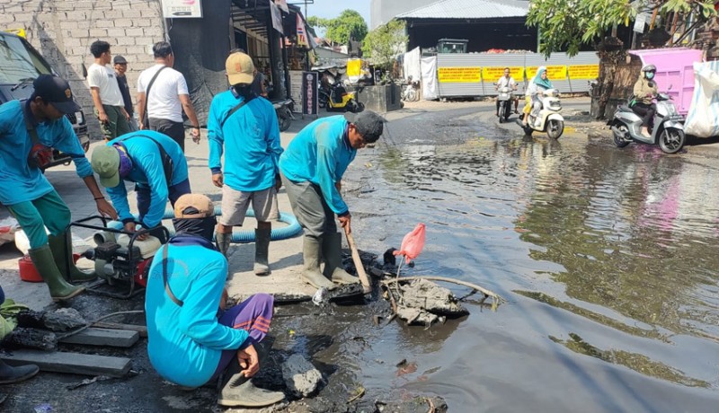 www.nusabali.com-pasukan-biru-dinas-pupr-berjibaku-tangani-got-mampet-di-jalan-merpati