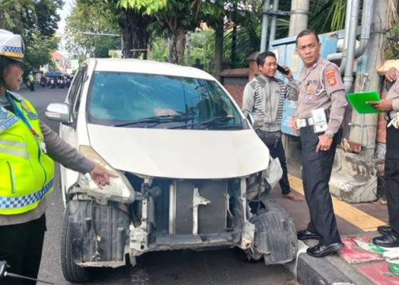 Nusabali.com - tabrak-pohon-perindang-mobil-ngandang-di-jalan