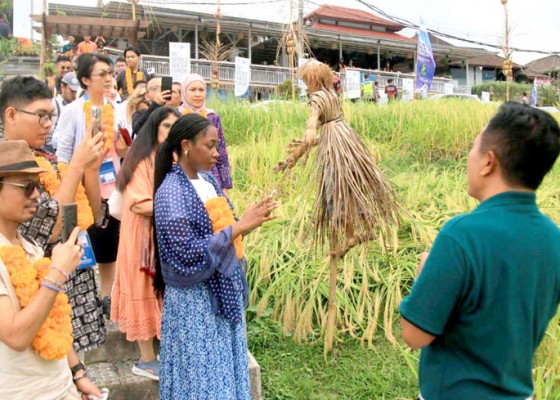 Nusabali.com - delegasi-wwf-kagumi-subak-dan-jatiluwih