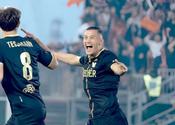 Nusabali.com - jay-idzes-bawa-venezia-ke-final-playoff-serie-a