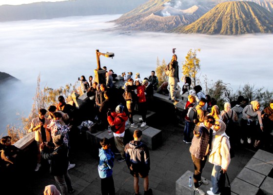 Nusabali.com - peningkatan-jumlah-kunjungan-wisata-pada-libur-waisak-di-gunung-bromo