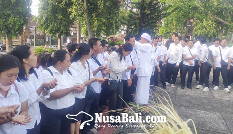 www.nusabali.com-diawali-prosesi-majaya-jaya-kpu-gianyar-lantik-210-pps