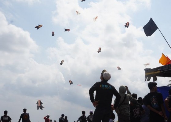 Nusabali.com - tabuan-ngindang-x-st-widya-cantika-kite-festival-1-hiasi-langit-pantai-pangkung-tibah