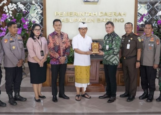 Nusabali.com - sekda-adi-arnawa-terima-kunker-forkopimda-kabupaten-paser-kalimantan-timur