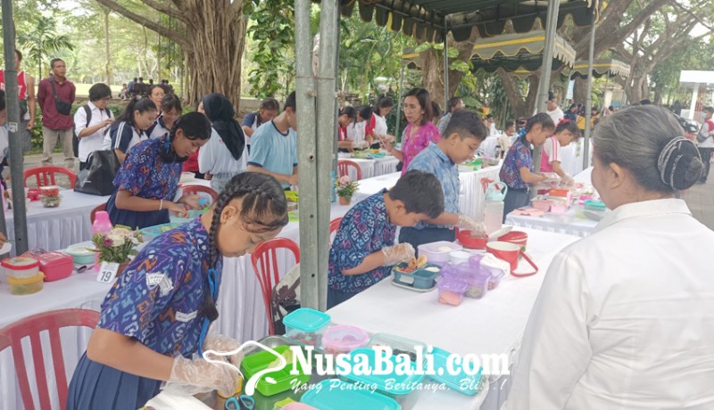 www.nusabali.com-pelajar-di-denpasar-meriahkan-pameran-kantin-sehat