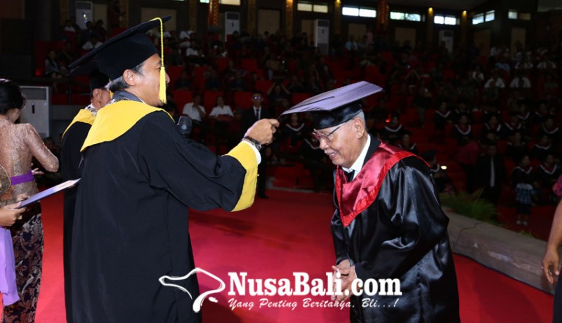 www.nusabali.com-made-tawa-wisudawan-tertua-stahn-mpu-kuturan