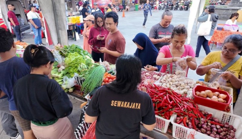 www.nusabali.com-pasar-murah-di-plaza-pasar-badung-semarakkan-sore-hari-warga-denpasar