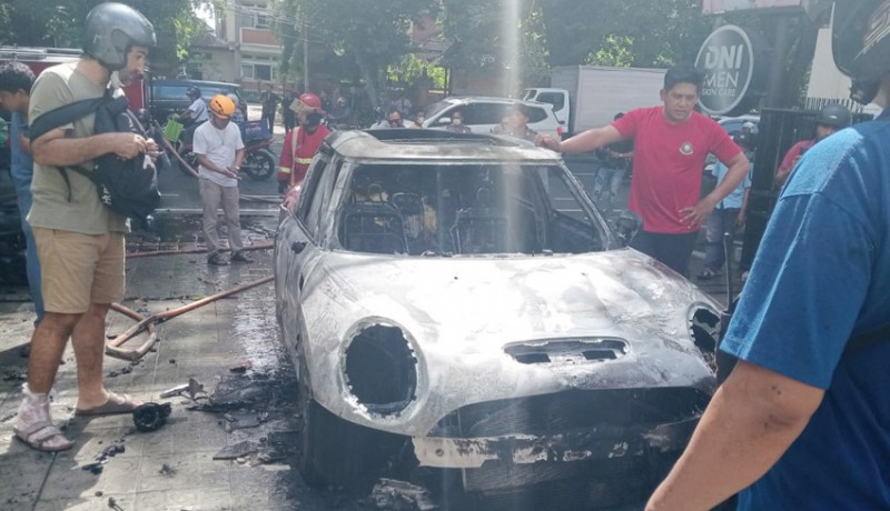 www.nusabali.com-korsleting-mini-cooper-ludes-terbakar