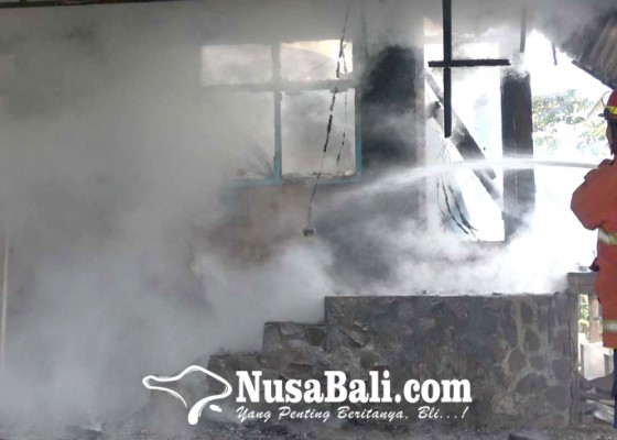 Nusabali.com - villa-wna-di-seraya-barat-terbakar