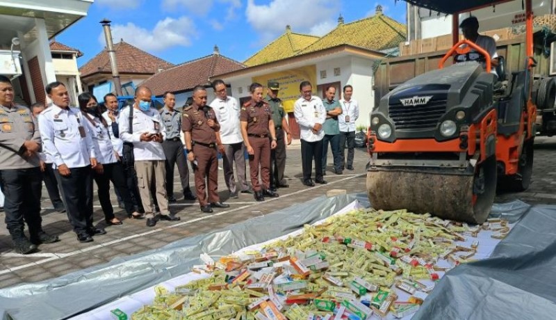 www.nusabali.com-kejari-denpasar-musnahkan-3-truk-obat-ilegal-asal-china