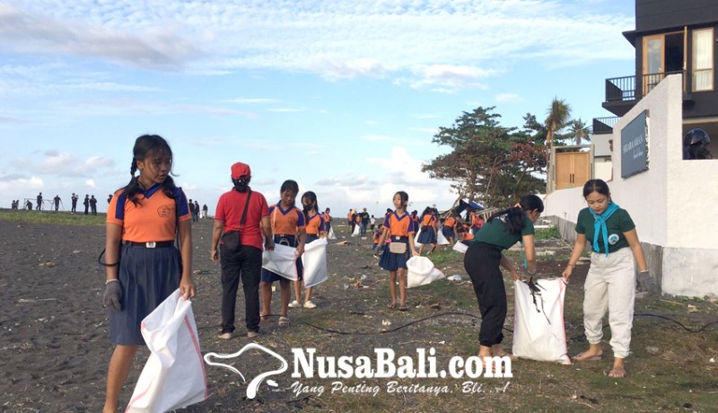 www.nusabali.com-masyarakat-pungut-sampah-plastik-di-pantai