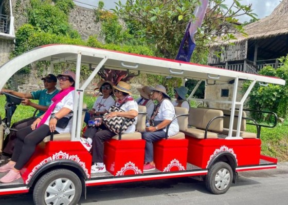 Nusabali.com - sensasi-baru-wisata-jatiluwih-jelajahi-sawah-dengan-bus-listrik