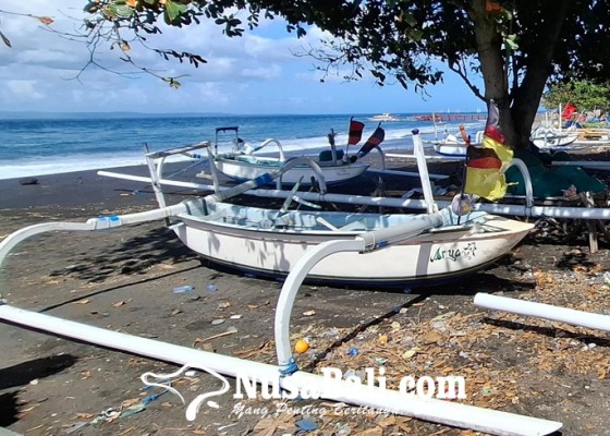 Nusabali.com - ombak-besar-nelayan-belum-berani-melaut