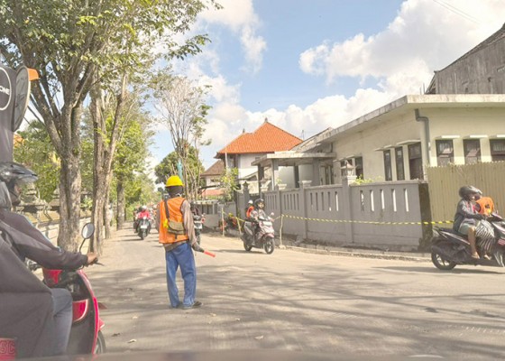 Nusabali.com - dinas-pupr-gencarkan-proyek-trotoarisasi