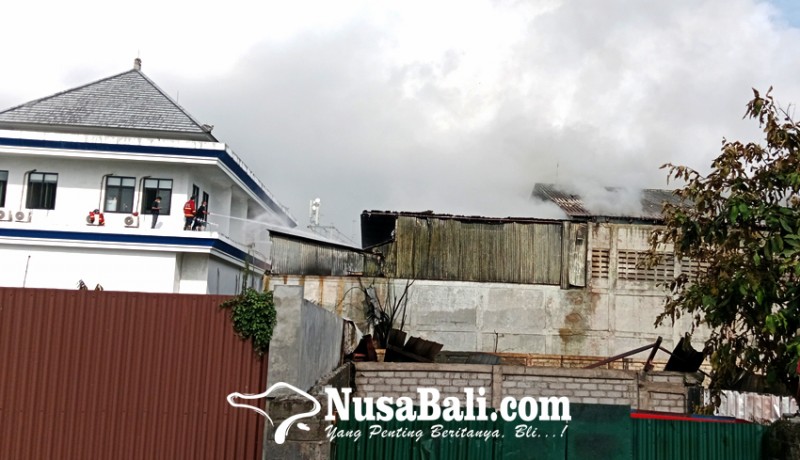 www.nusabali.com-kebakaran-disertai-ledakan-2-gudang-hangus