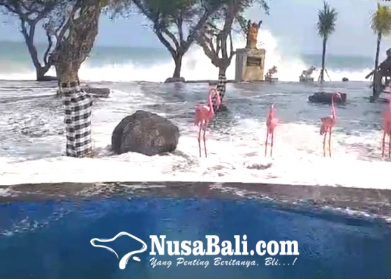 Nusabali.com - diterjang-ombak-besar-tanggul-penahan-pantai-rusak
