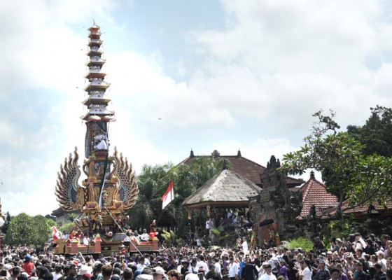 Nusabali.com - ribuan-turis-saksikan-prosesi-palebon-di-puri-ubud