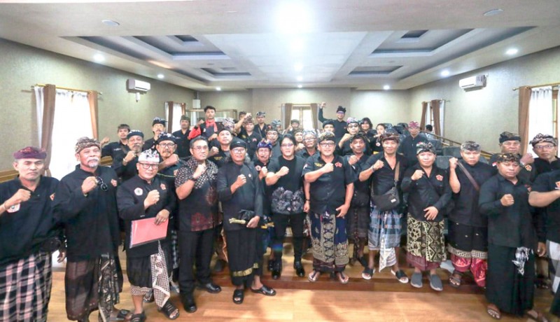 www.nusabali.com-bupati-giri-prasta-terima-dpp-pencak-silat-kertha-wisesa