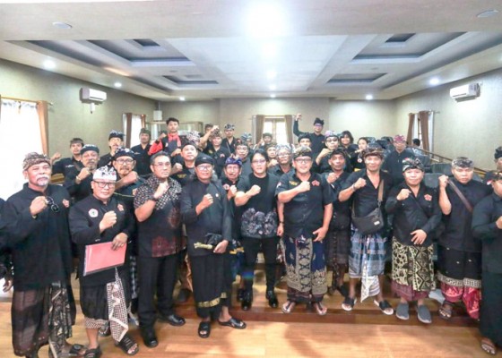 Nusabali.com - bupati-giri-prasta-terima-dpp-pencak-silat-kertha-wisesa