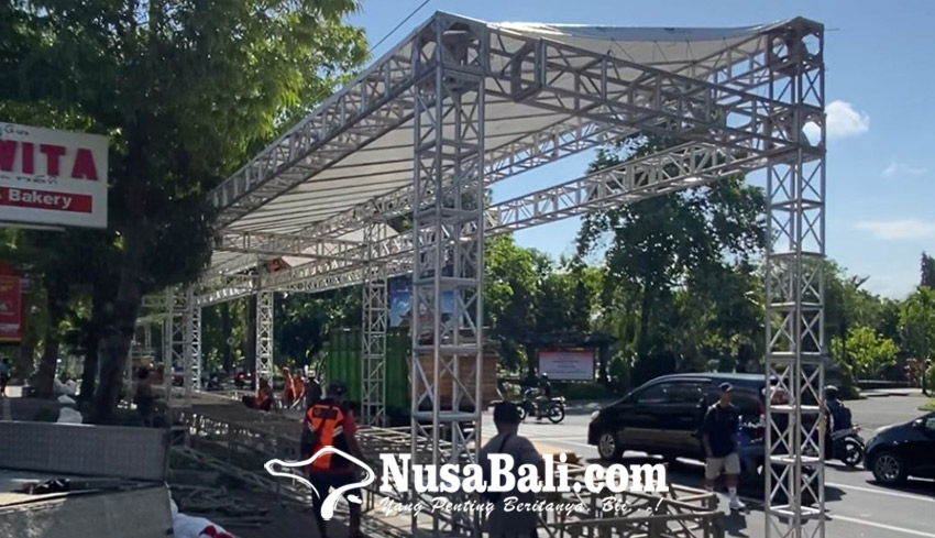 www.nusabali.com-panggung-kehormatan-pkb-mulai-dipasang-pakai-besi-rigging