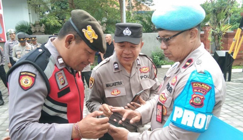 www.nusabali.com-judi-online-marak-propam-polres-bandara-cek-hp-personel