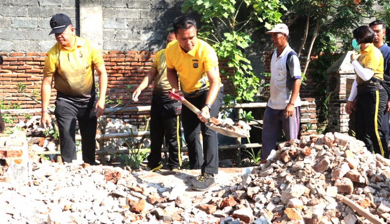 www.nusabali.com-polres-jembrana-bantu-bedah-rumah-2-warga-kurang-mampu