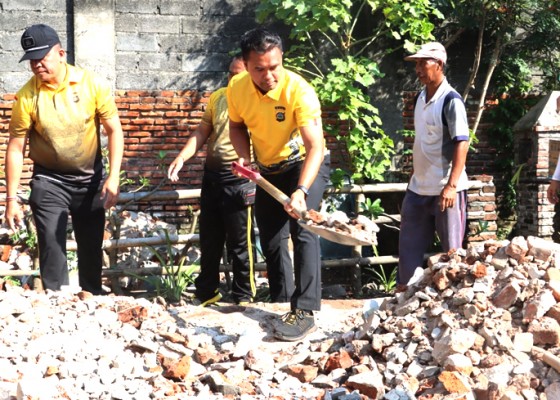 Nusabali.com - polres-jembrana-bantu-bedah-rumah-2-warga-kurang-mampu