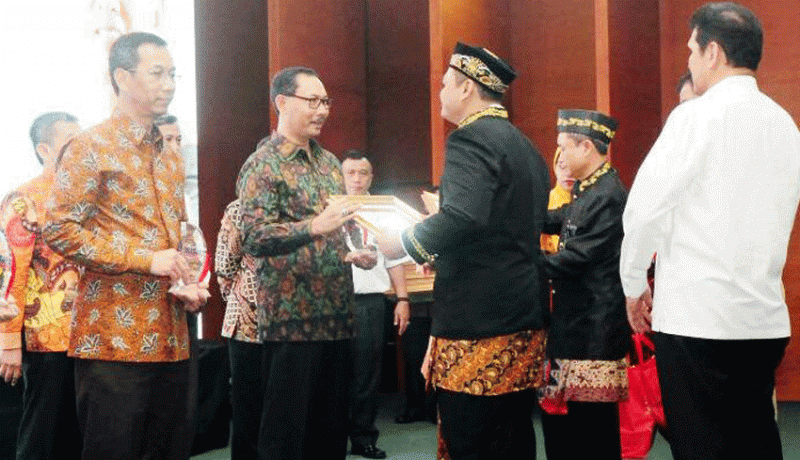 www.nusabali.com-eka-merthawan-raih-inagara-award-lan-ri