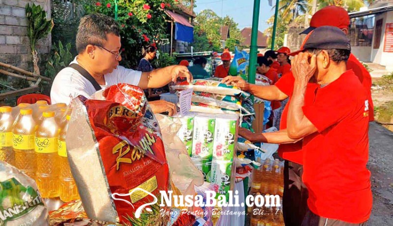 www.nusabali.com-lansia-serbu-pasar-murah-di-pangkung-karung