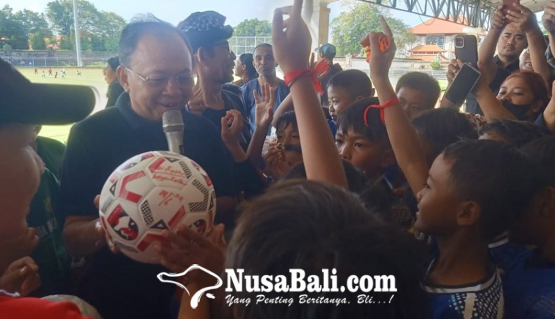 www.nusabali.com-koster-bagi-bagi-bola-saat-nonton-bali-grassroots-festival