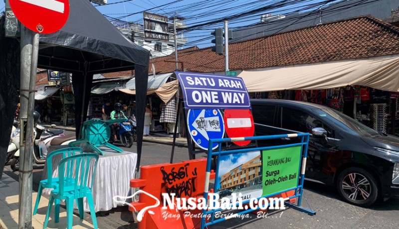 www.nusabali.com-banyak-kendaraan-lawan-arus-di-simpang-jalan-legian-melasti