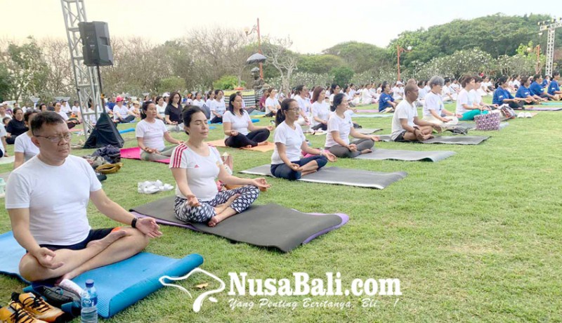www.nusabali.com-ratusan-partisipan-ikuti-pembukaan-tirai-hari-yoga-internasional-ke-10