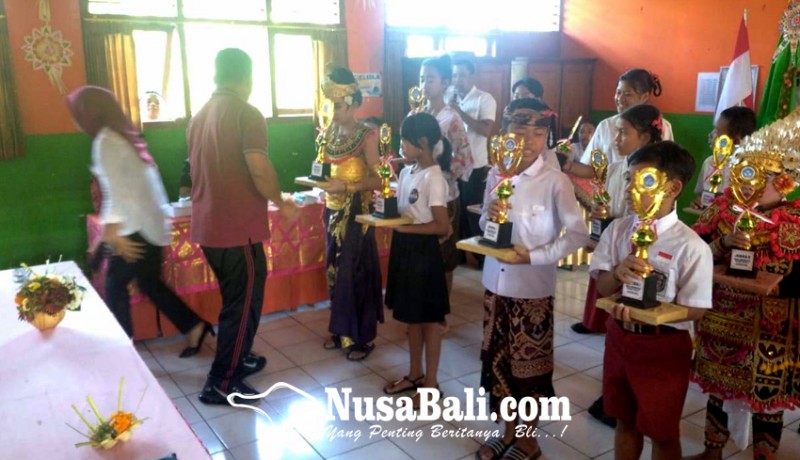 www.nusabali.com-pemerintah-desa-duda-bantu-beasiswa-di-tiga-sekolah-dasar