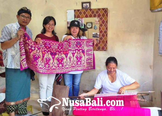 Nusabali.com - kerajinan-tenun-jadi-daya-tarik-wisatawan