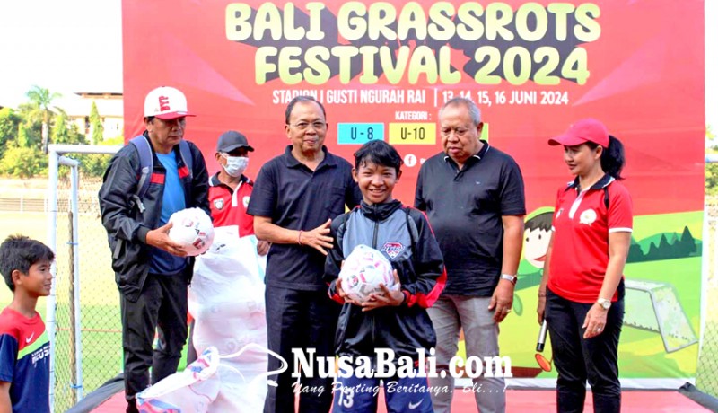 www.nusabali.com-koster-bagikan-1500-bola-di-bali-grassroots-festival