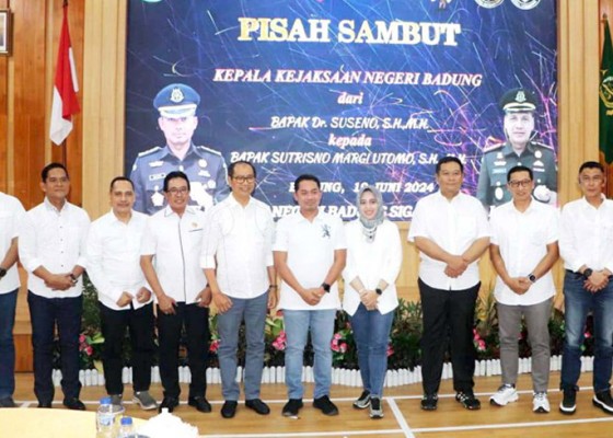 Nusabali.com - wabup-suiasa-hadiri-pisah-sambut-kajari-badung