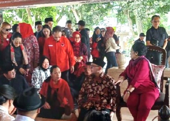 Nusabali.com - diusulkan-tarung-di-pilkada-jatim-2024-risma-belum-dapat-penugasan-resmi-dari-pdip