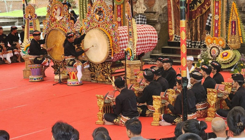 www.nusabali.com-pementasan-gamelan-kendang-mebarung-khas-jembrana-tampil-di-ajang-pesta-kesenian-bali-pkb-xlvi