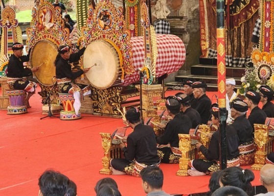 Nusabali.com - pementasan-gamelan-kendang-mebarung-khas-jembrana-tampil-di-ajang-pesta-kesenian-bali-pkb-xlvi